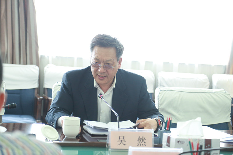 书记,副厅长平新来出席会议并讲话,会议由厅党组成员,副厅长吴然主持