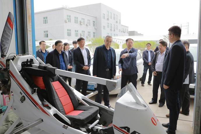 说明: 说明: 王久忠常委视察无人机.